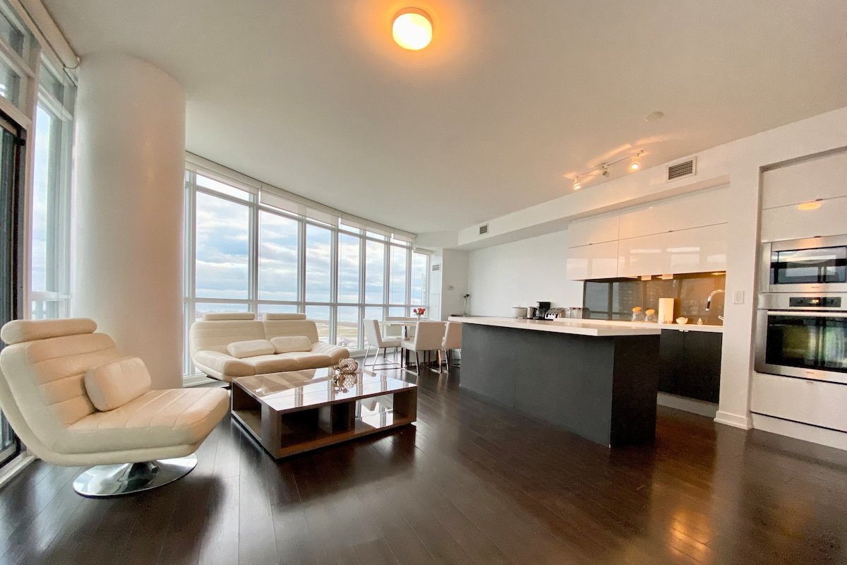 Panoramic Bright Lakeview Condo Free Parking gallery image 4