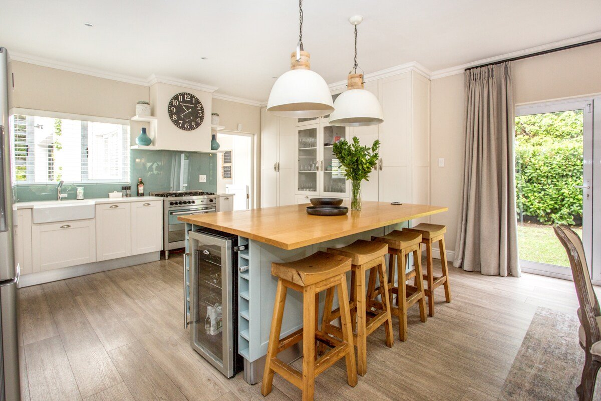 Luxury 5 bedroom Home + Pool & Fives Soccer pitch gallery image 3