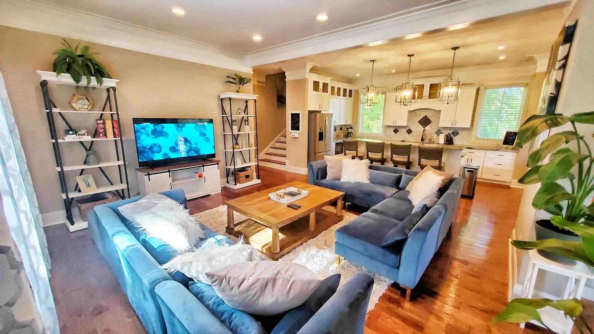 Luxury Retreat-1.5 Miles to Broadway-Sleeps 12+ gallery image 3