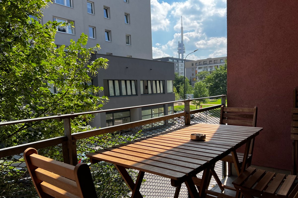 Modern 6-Bed Apt, Free Parking, Near City Center