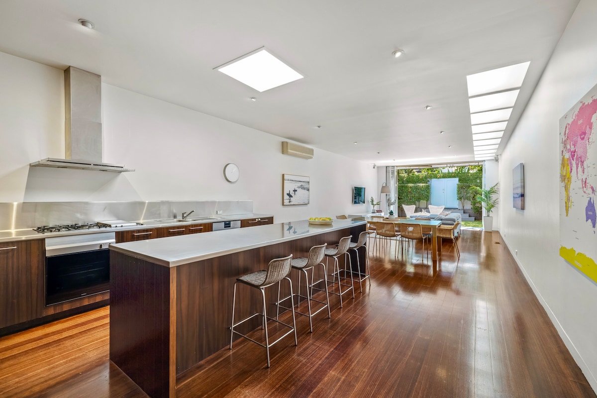 St Kilda Style – Stunning 3 Bedroom House gallery image 5
