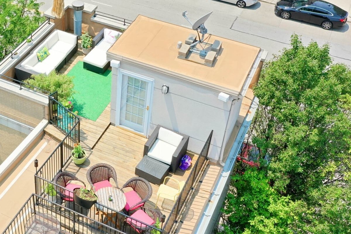 Chic Townhouse: 2BR, Rooftop, Free Parking, Secure gallery image 3