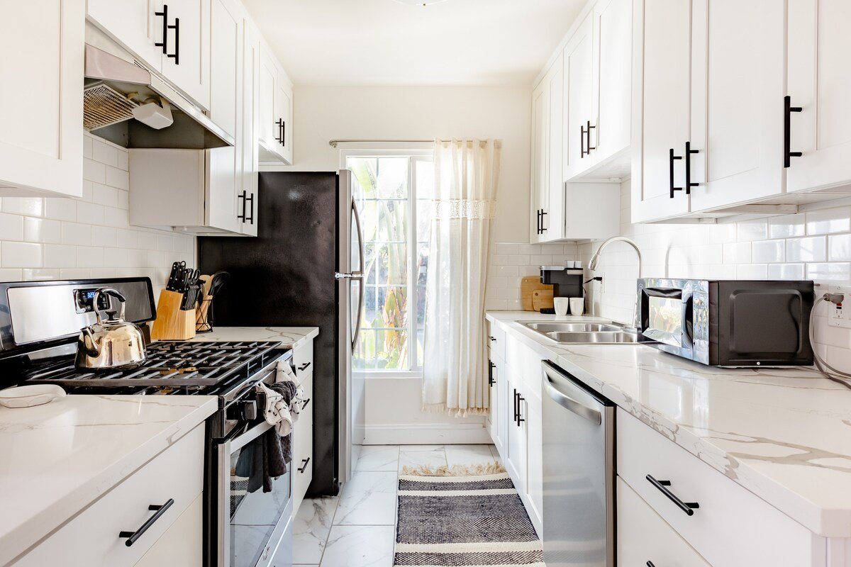 Lux Condo in West Hollywood with Private Parking gallery image 3