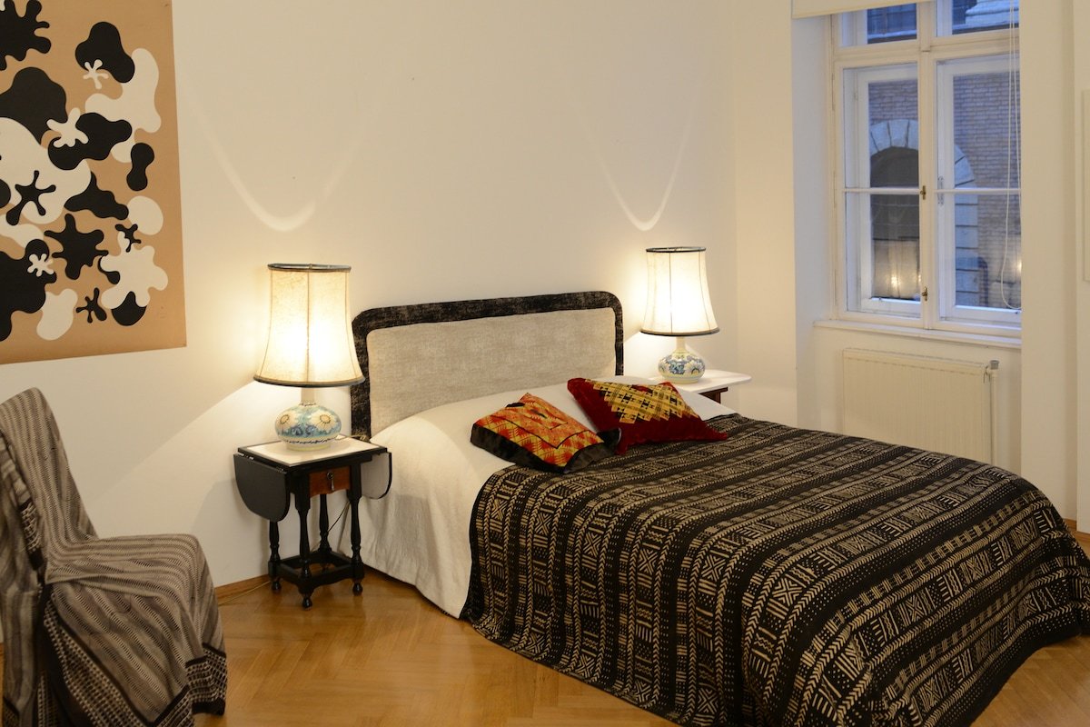 delightful sunbathed city-apartment gallery image 5