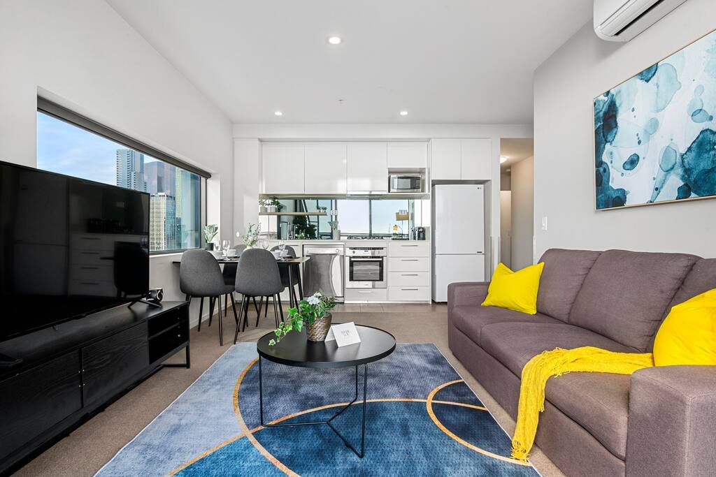 Live Luxe | Breathtaking View – Spacious Apt w/Gym gallery image 3