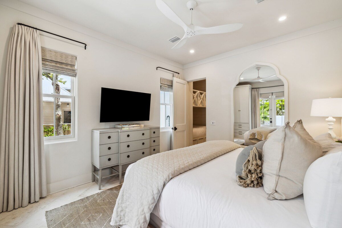 Updated Home Steps from Barrett Square w/Park View gallery image 2