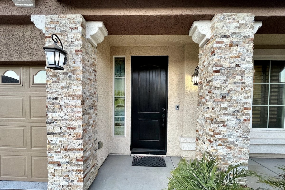 Luxury, Cheerful & Spacious 5 Bedroom Home! gallery image 4