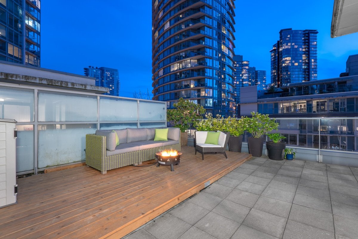Downtown Penthouse-Loft-Private Rooftop Patio gallery image 3