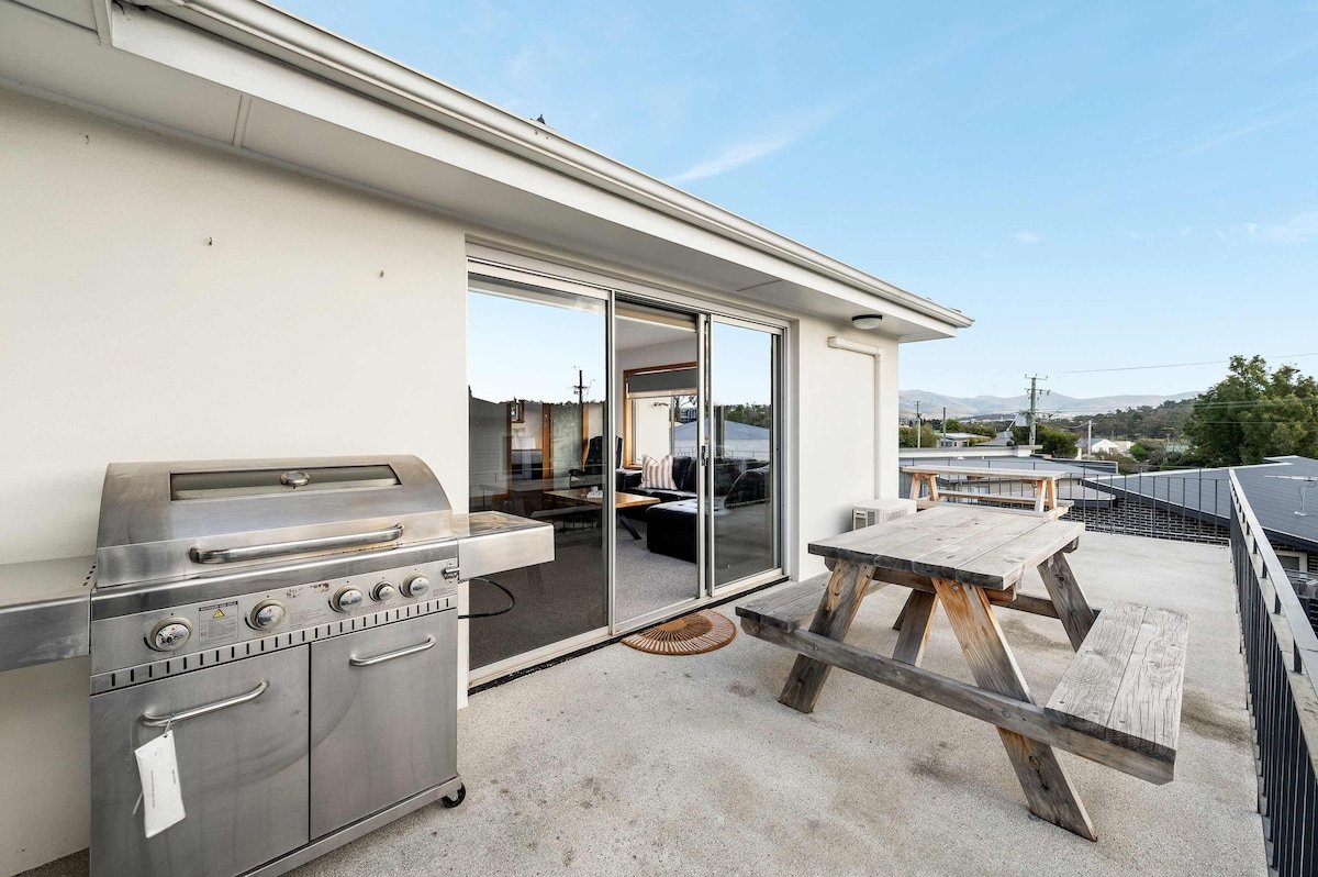 Residential Retreat-Sleeps 15-10 min CBD/Airport. gallery image 5