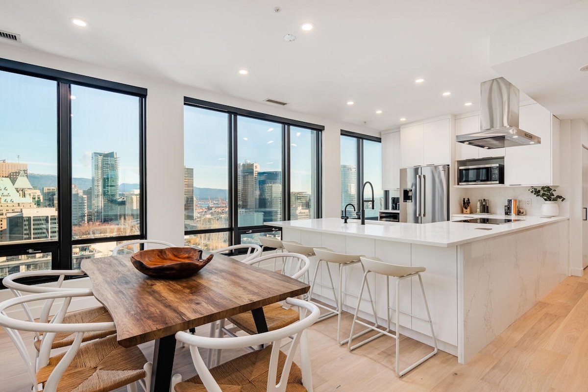 Stylish, Perfect Location Penthouse! AC & 3 BR! gallery image 5