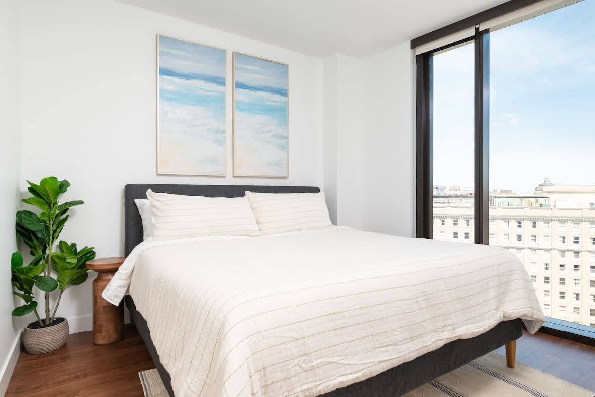 Back-Bay Upscale Central Penthouse W Roof-top gallery image 3