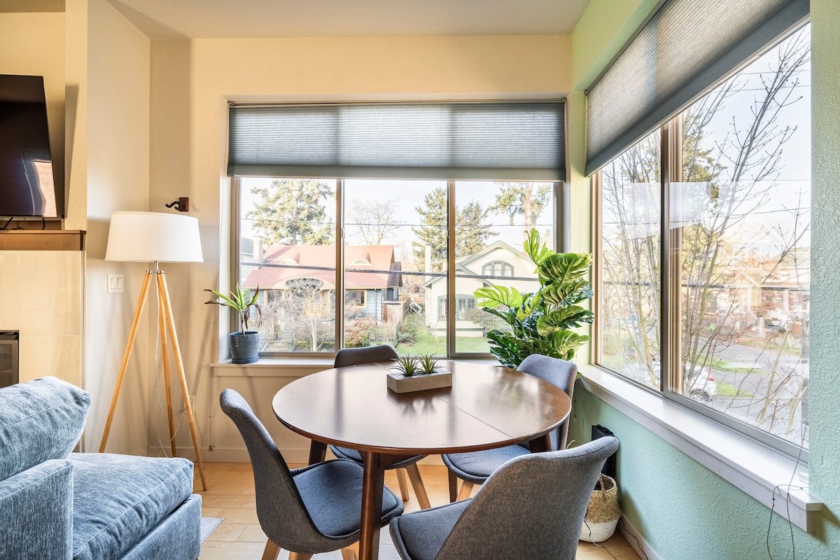 4BR • Sleeps 10 • Trendy Arts District Location gallery image 4