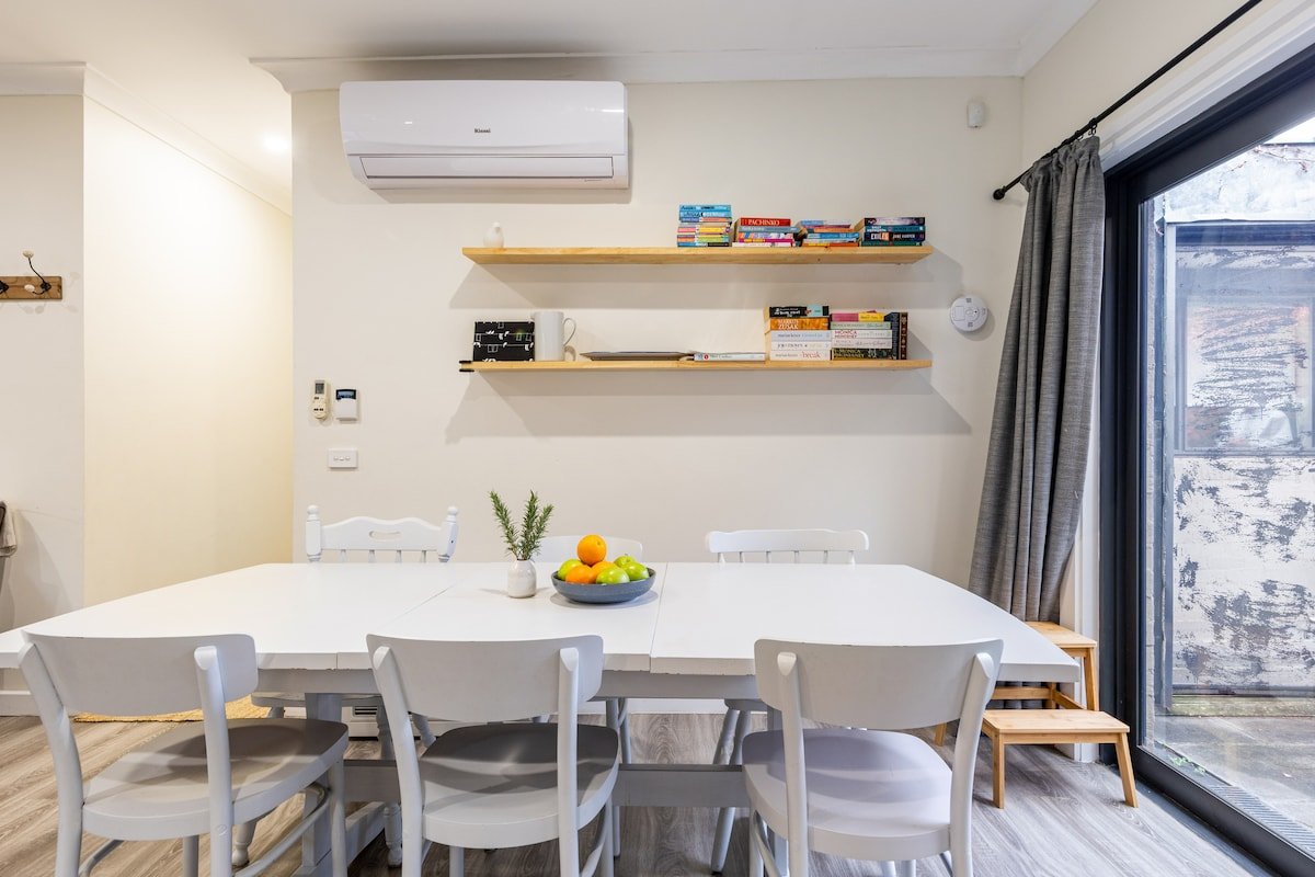 Bellbird Guesthouse: 3 bedrms, x1 bath, courtyard gallery image 3