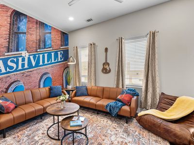 Sleeps 15 – Pet-Friendly! Hot Tub/Full Gym/Poker