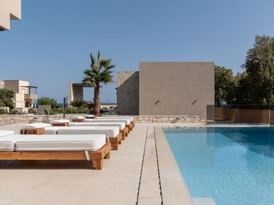 Amalthia Villa, Heated Pool & Walk to the Beach