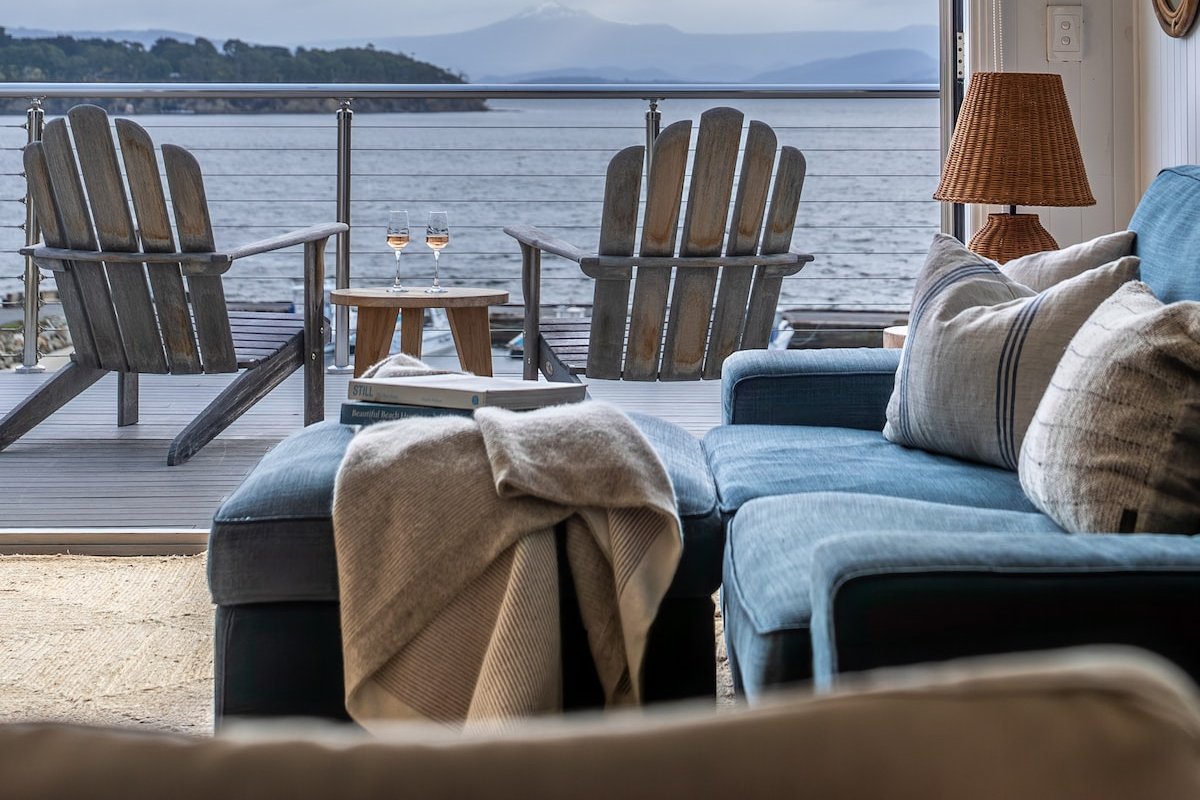 Bruny Boathouse gallery image 2