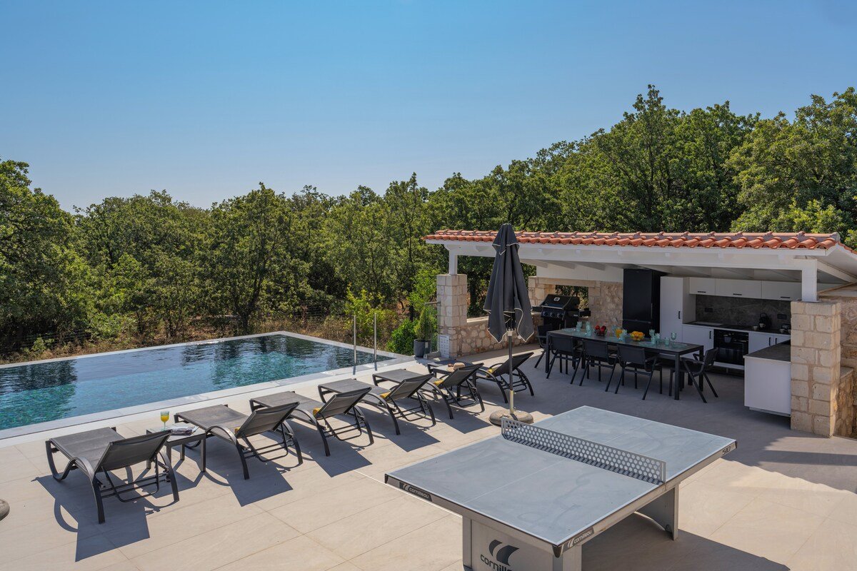 Green Hideaway – Private Oasis Near Town by etouri gallery image 4