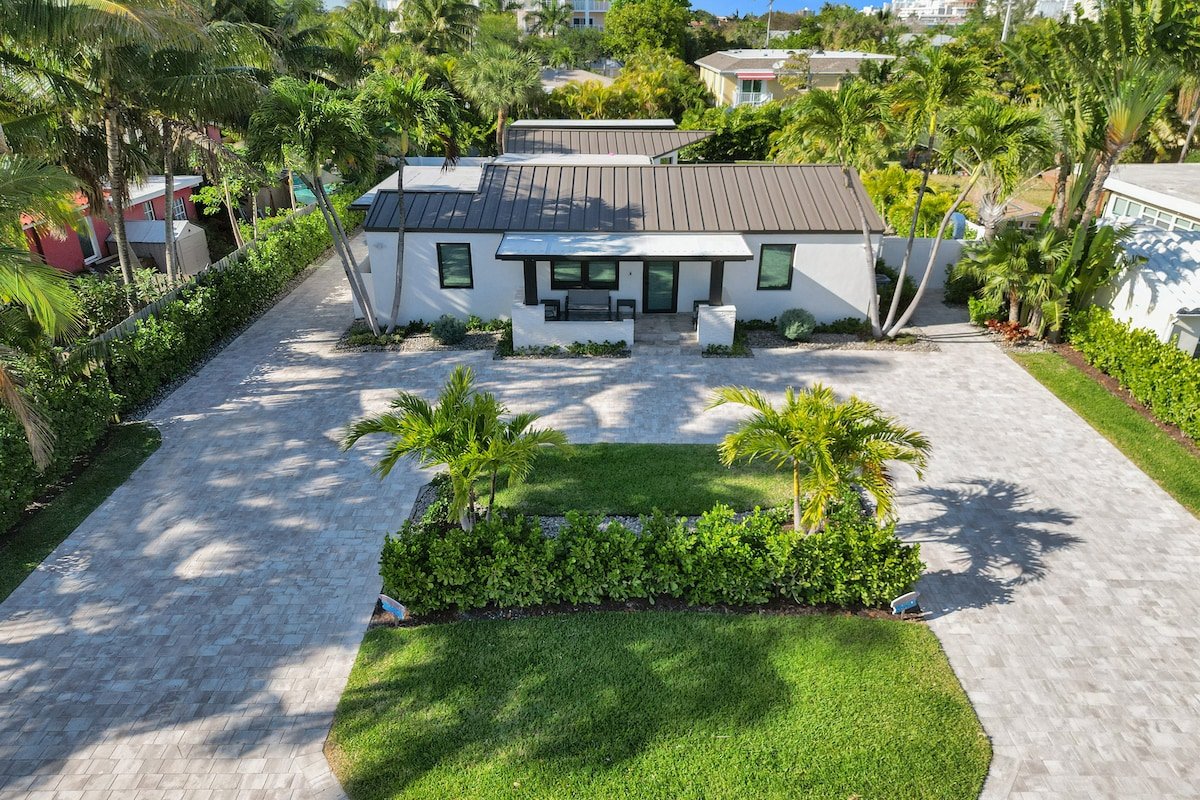 Steps from the beach! Deerfield Beach Bungalow gallery image 2