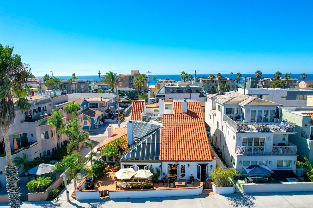 Sunny Bayfront Villa, Eclectic Single-Family Home gallery image 4