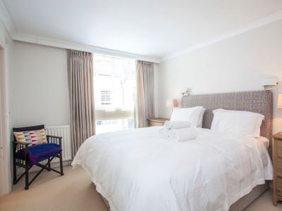 2brm/2.5bath House in Chelsea w/balcony & parking