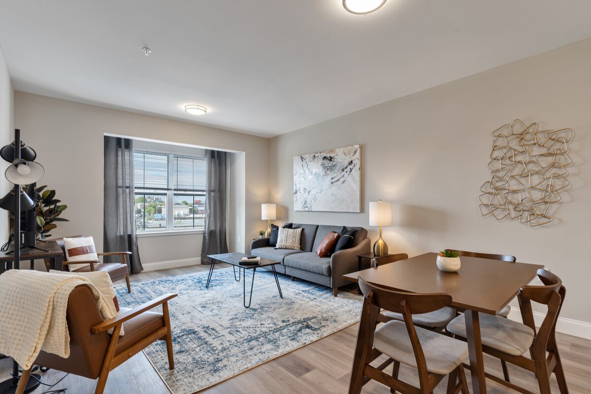 D’town | Sleeps 12-14 | Close to Airport | Trains gallery image 4