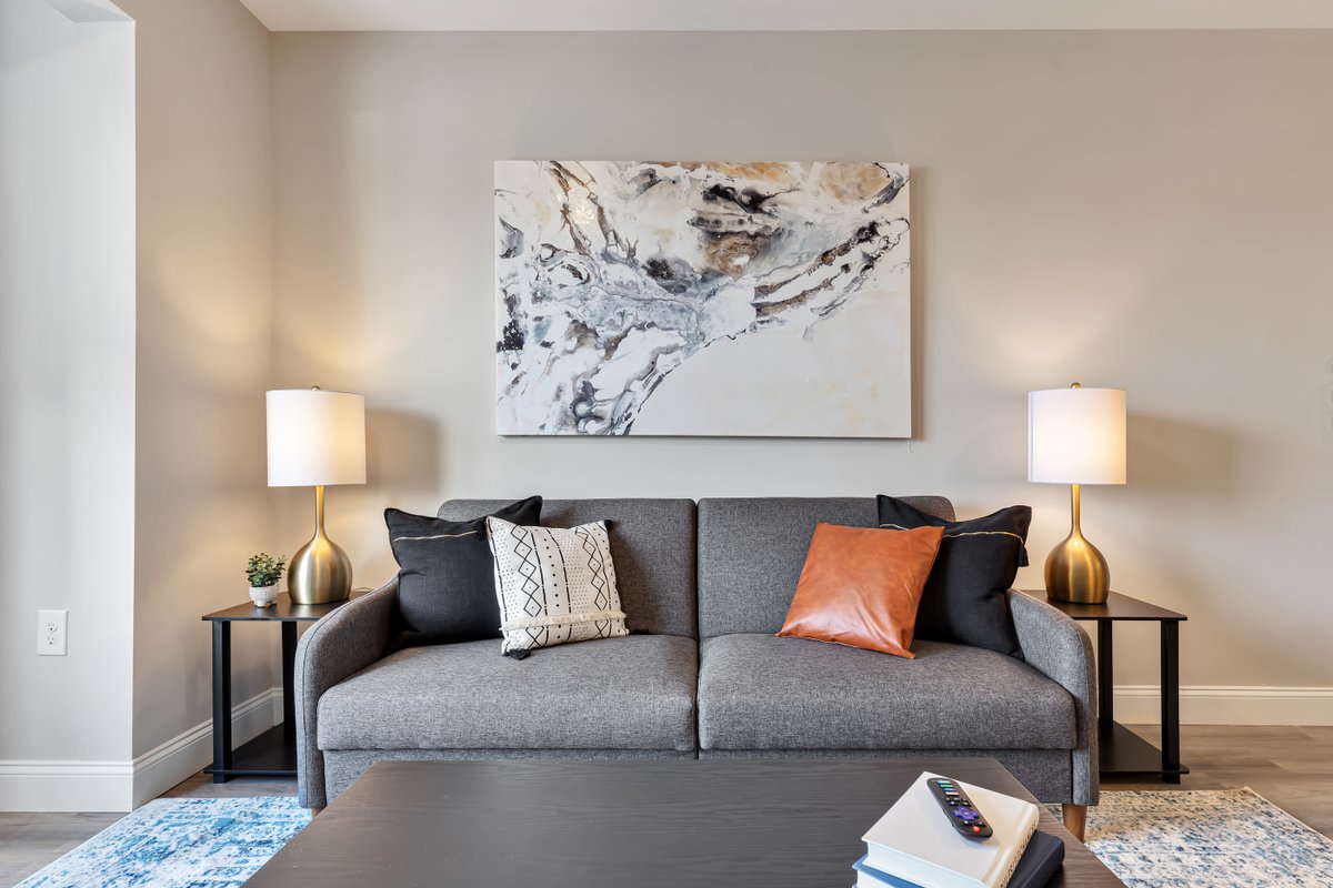 D’town | Sleeps 12-14 | Close to Airport | Trains