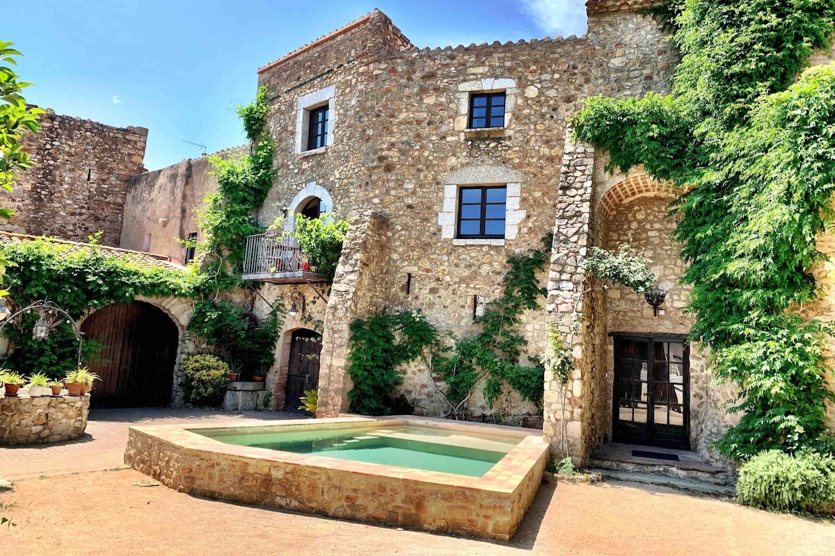 Racons del Fort: Castle hosting up to 18 people gallery image 3