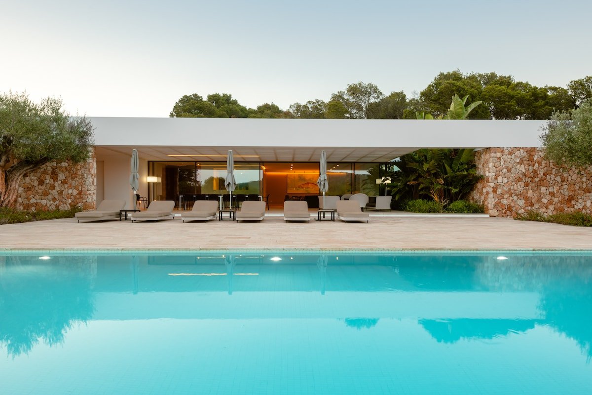 Mountain views- Countryside- Large pool- Bar area gallery image 2