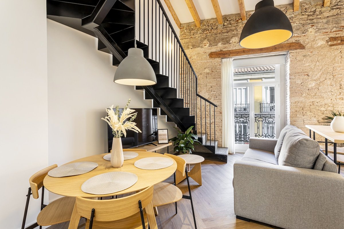 N8. Stunning Duplex in the City Center gallery image 2