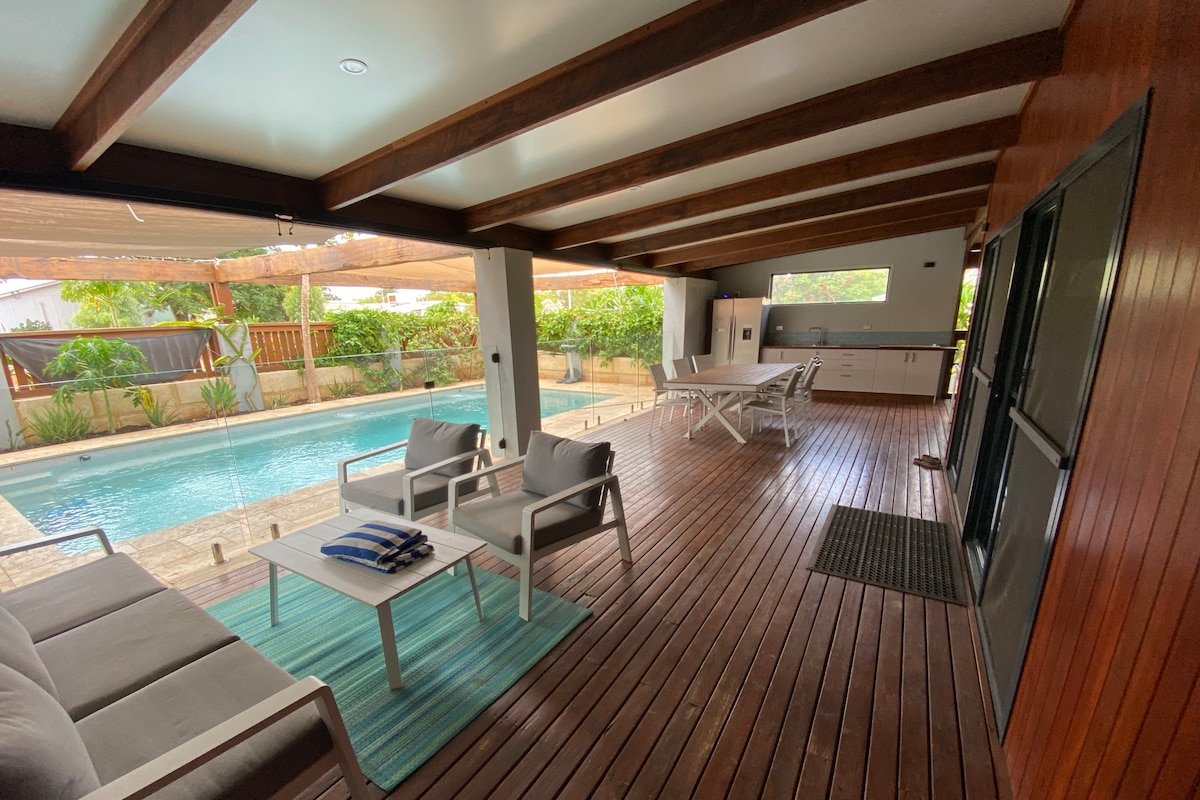 Superb house with a solar heated pool, in town. gallery image 2