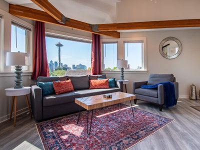 Enchanting 3 Bedroom Home with Space Needle Views!