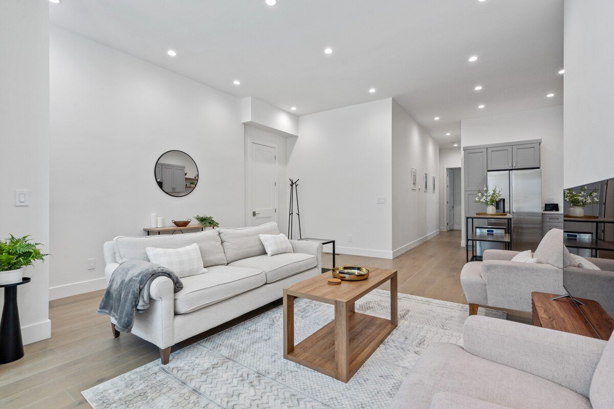 Newly Renovated 3 BR/2BA Victorian House gallery image 5