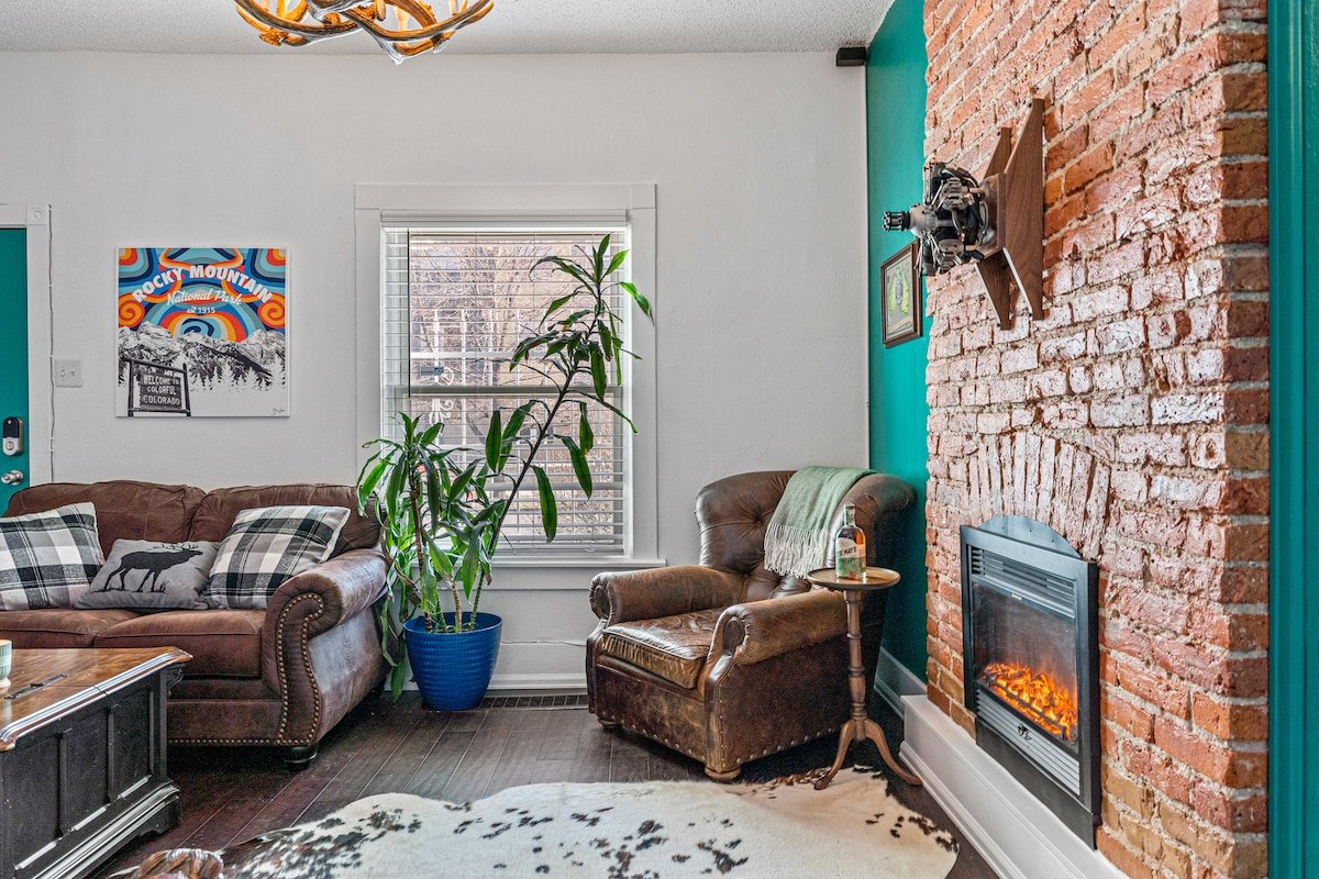 *HOT TUB*Firepit*Pool Table*Patio* Downtown Denver gallery image 2