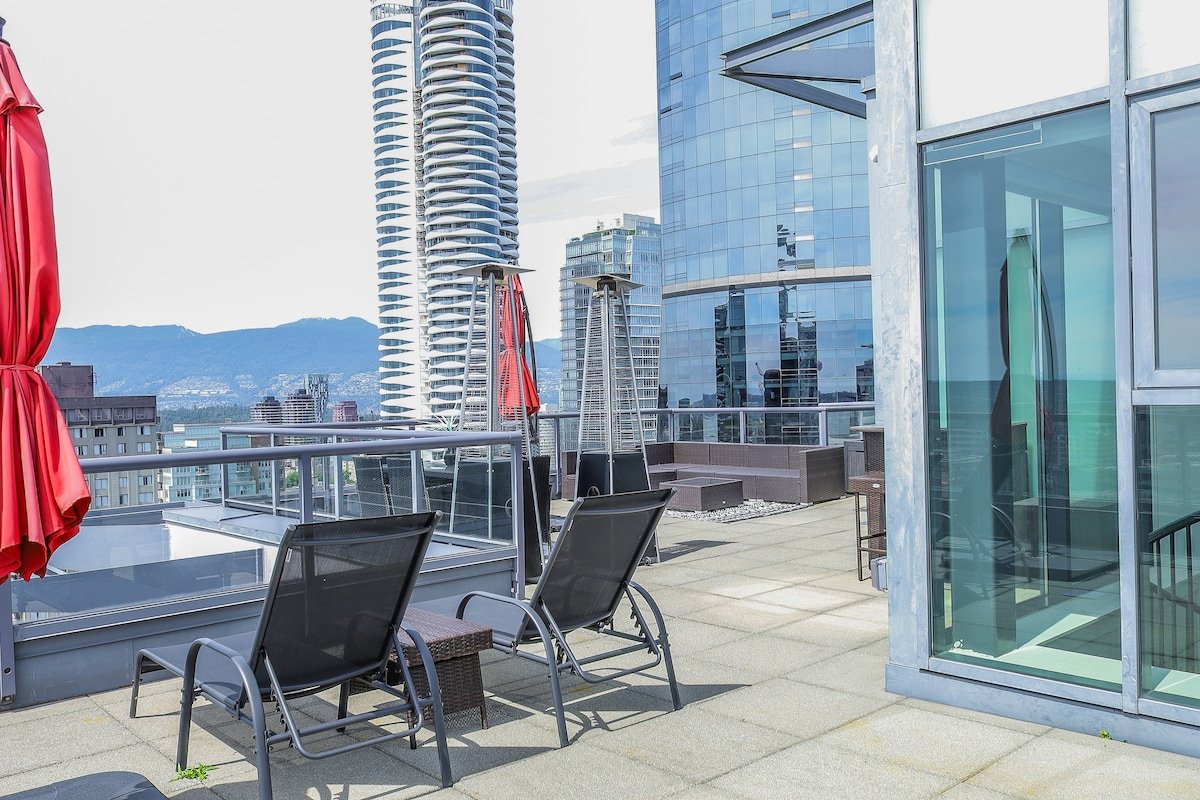 Downtown 2-Level Penthouse, Ocean & Mountain Views gallery image 5