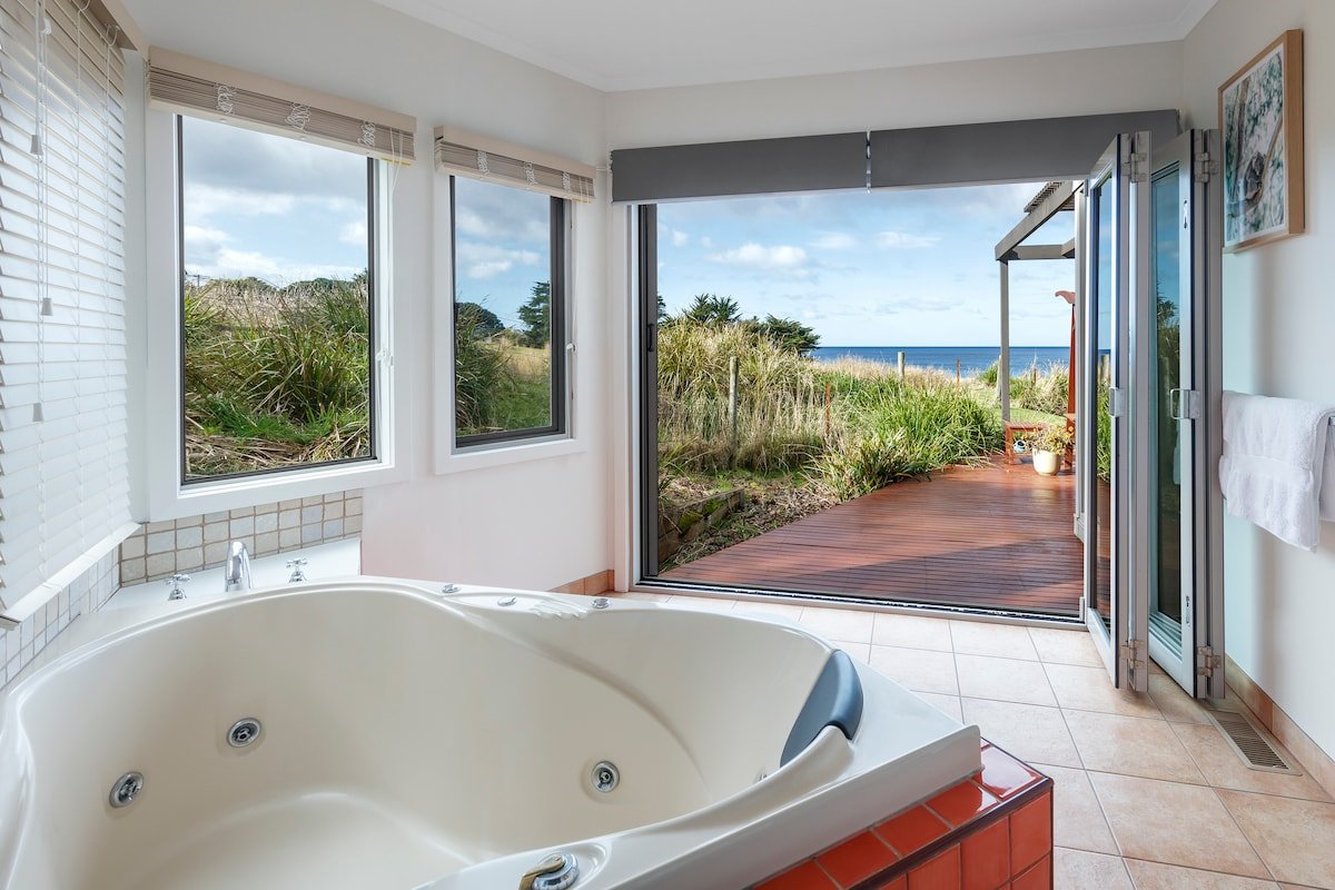 Chocolate Gannets Garden Villa with partial ocean views, 50 meters from the beach and 3 minute drive into town gallery image 5
