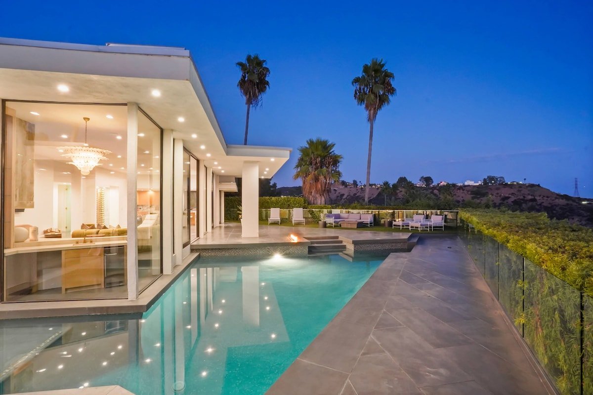 The Elvis Villa by Stay Awhile Villas gallery image 2