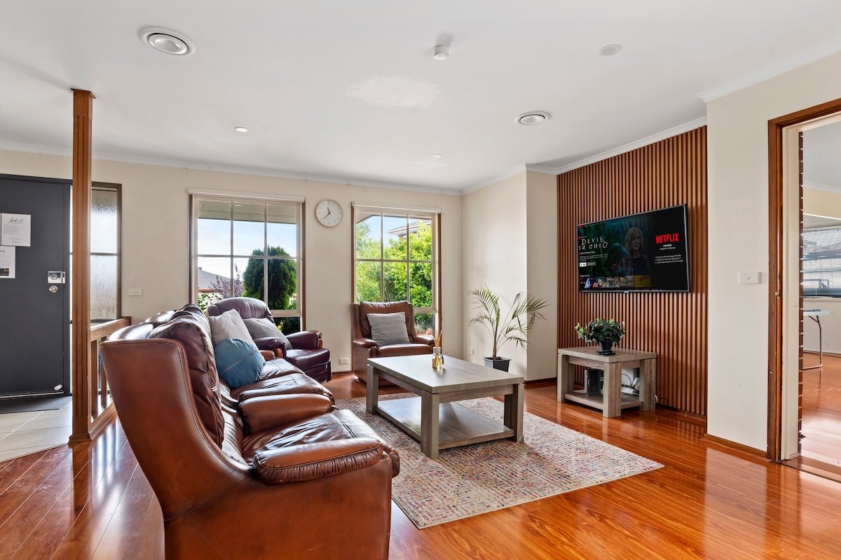 Huge Family Home! 5 mins/Airport, 15 mins/City gallery image 2