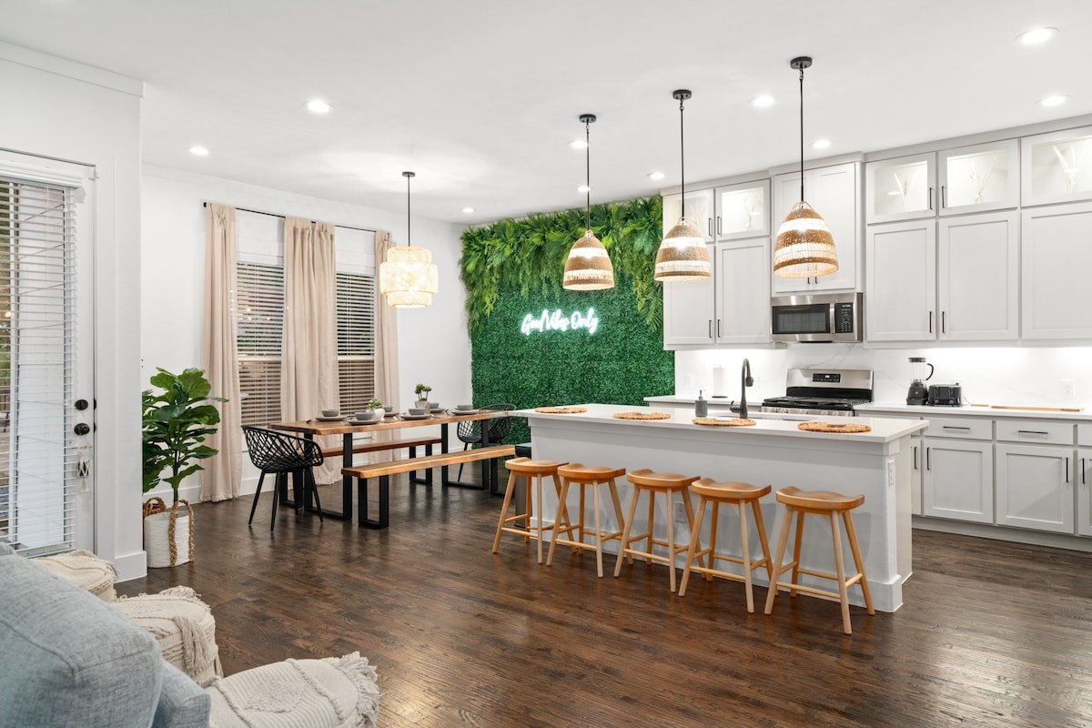 Spacious Dallas Home- Big Backyard, Jacuzzi & Pool gallery image 5