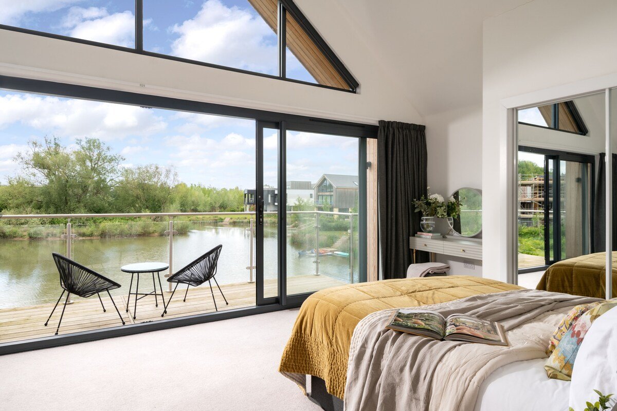 Mirrors Edge – Hot Tub, Spa & Dog-Friendly Stay gallery image 5