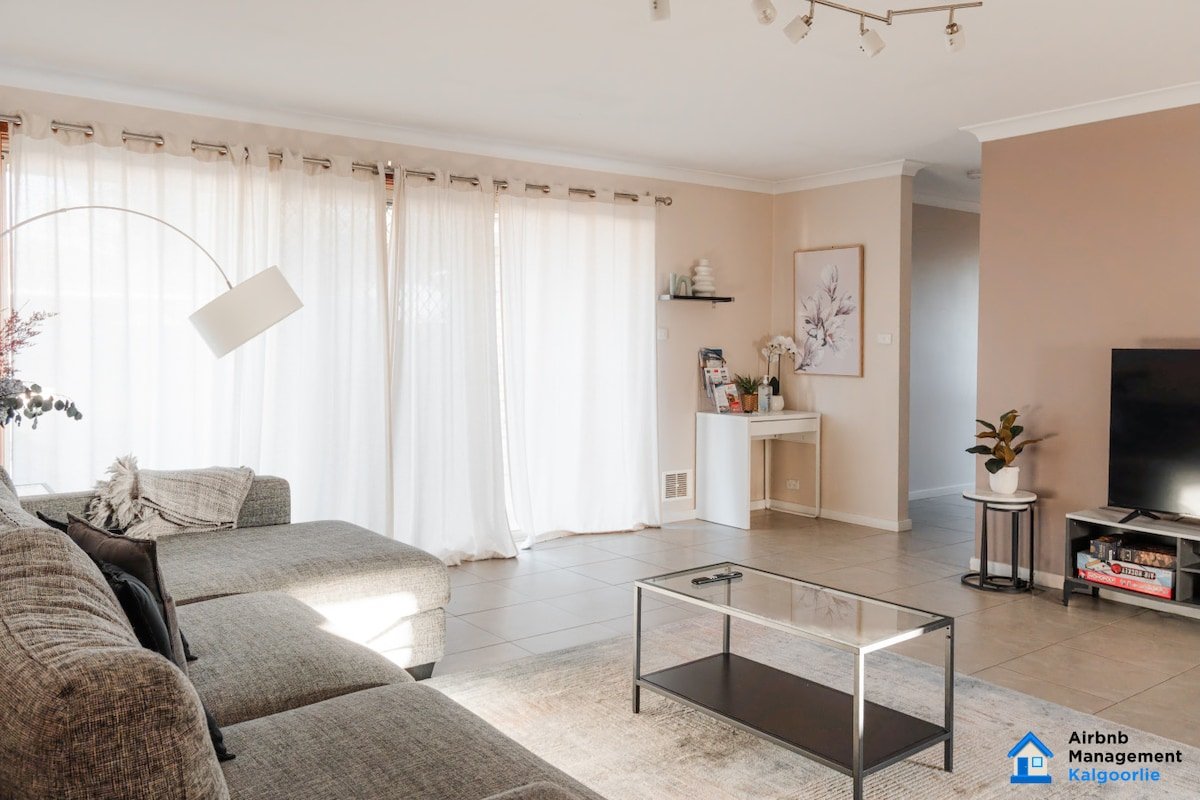 Large 5 bed house across Spudshed and golf course gallery image 2