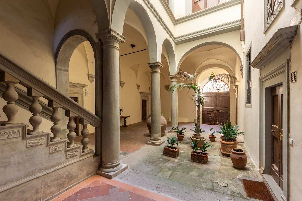 Residenze d’epoca Palazzo Centro storico+ garage. gallery image 2