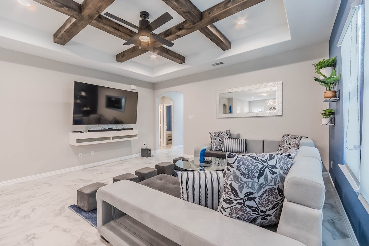 Modern Room Near Downtown, Zoo, Uptown & More gallery image 5