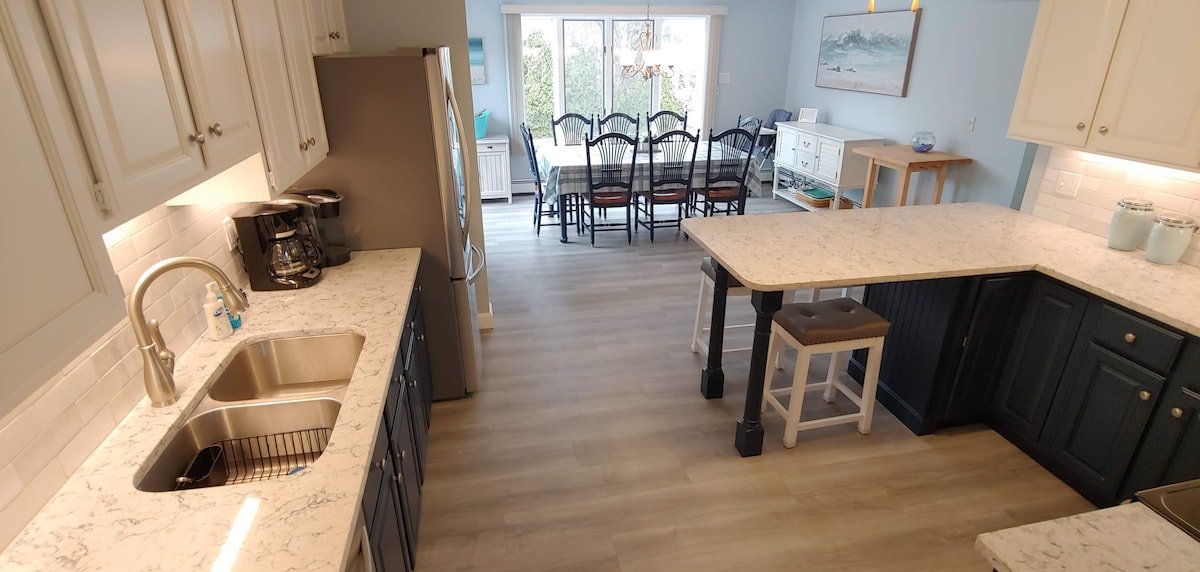 Private POOL, Central AC, Walk to beach, king MBR gallery image 4