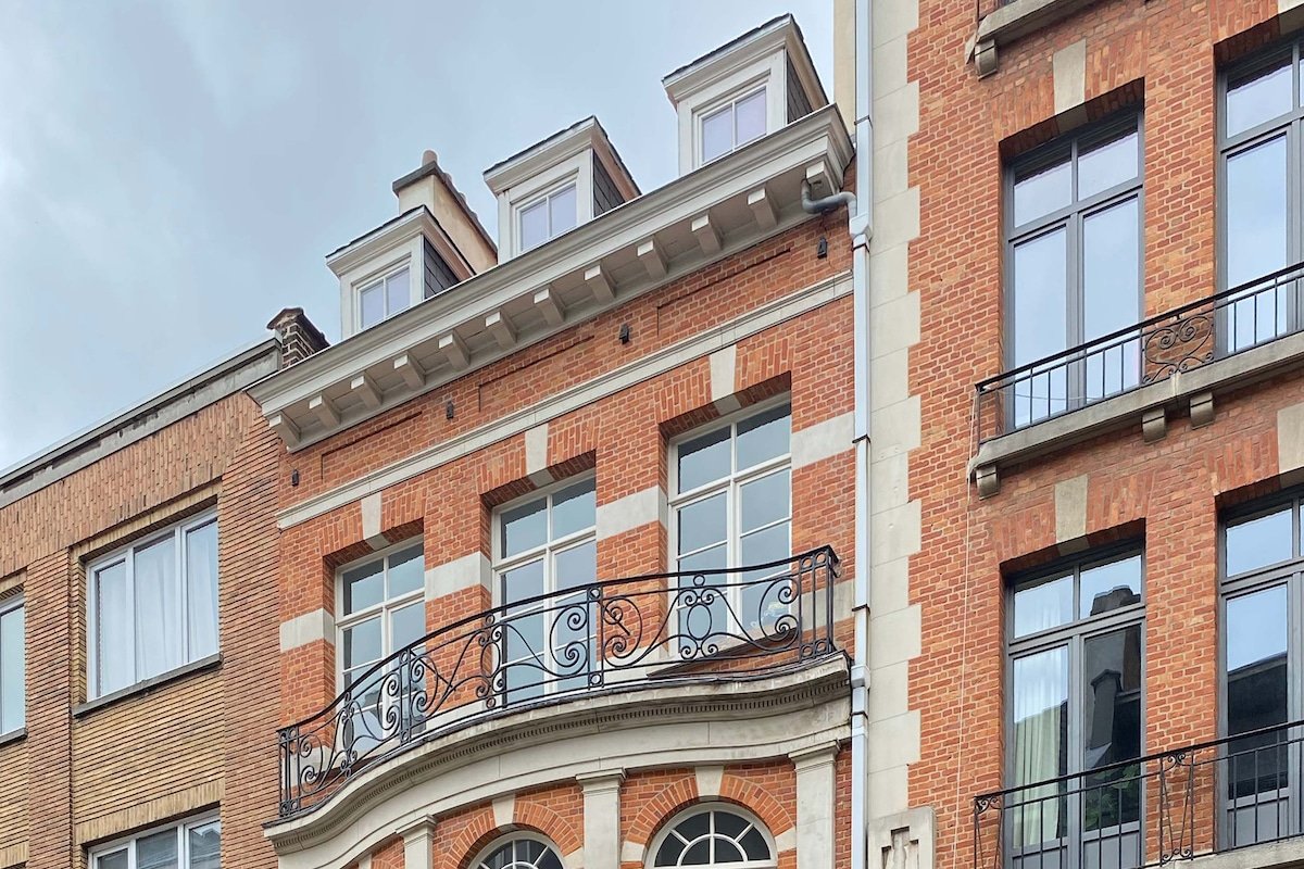 Historical manor house in Brussels with parking gallery image 4