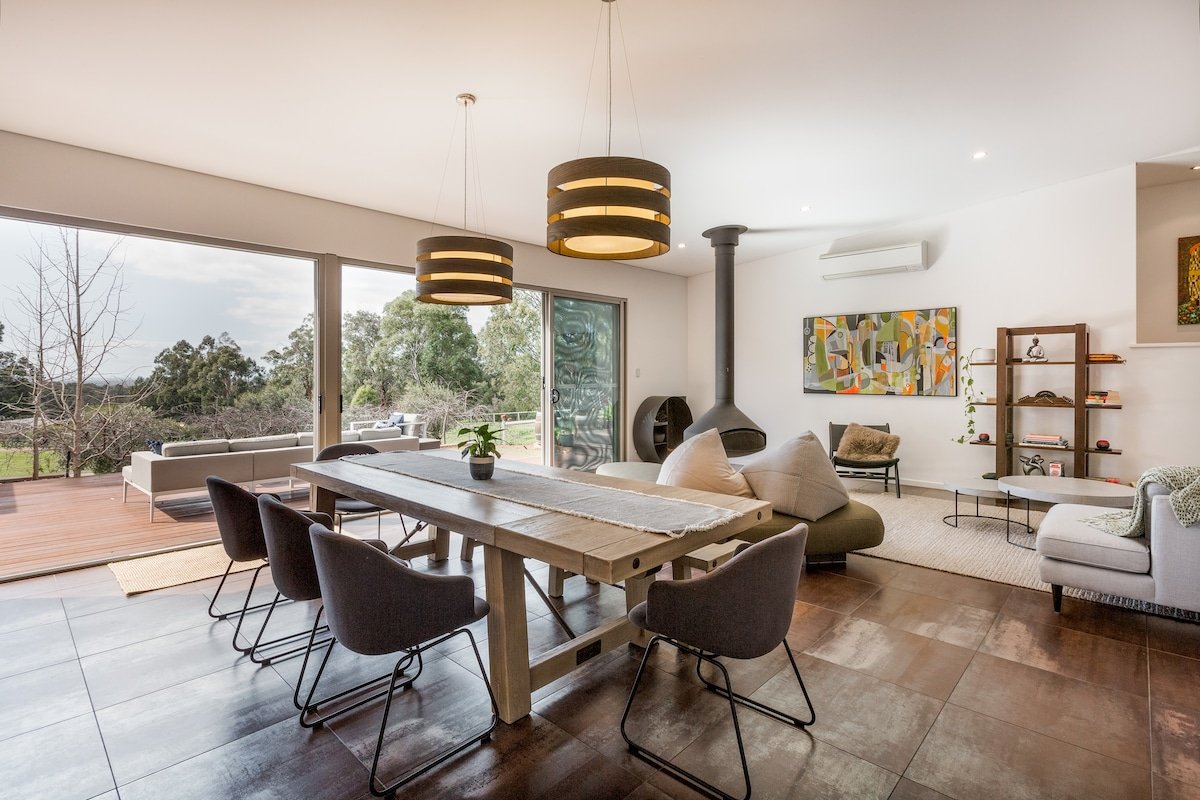 Sunrise Tranquillity: Luxe Retreat with Heated Spa gallery image 5