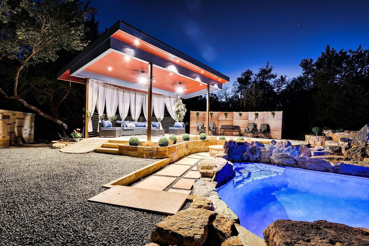 Austin Retreat 4 Bedroom, 3.5 Bath, Pool, & HotTub gallery image 3