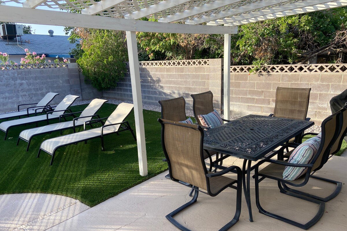 ESCAPE TO VEGAS gallery image 4