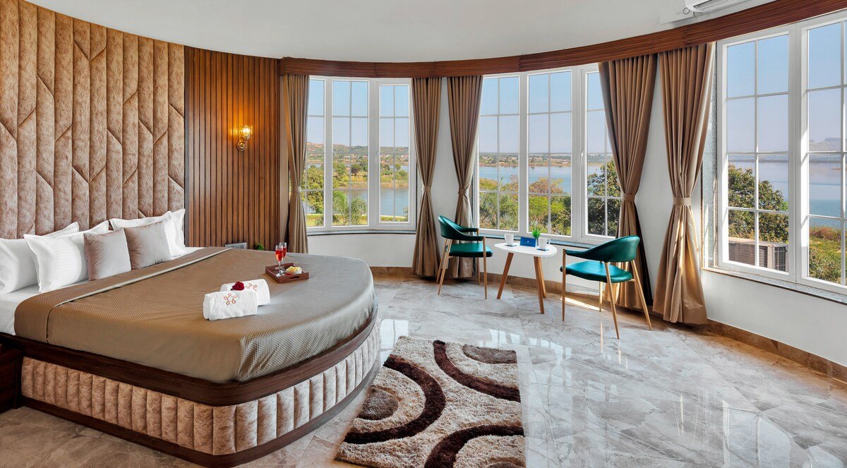 The White Castle, A Spacious 4-BDR Lakeside Villa gallery image 4