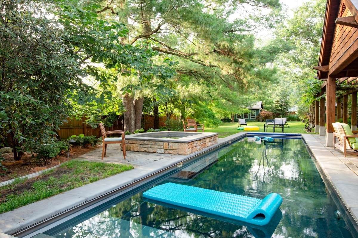 Glenmont Inn-Whole House! Outdoor oasis-Pool,Fire gallery image 4