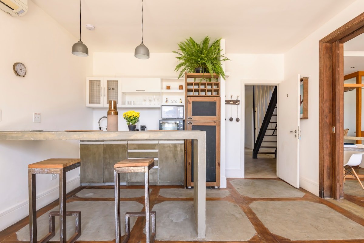 Timeless Art-Deco Mansion w/ Stunning City Views gallery image 4